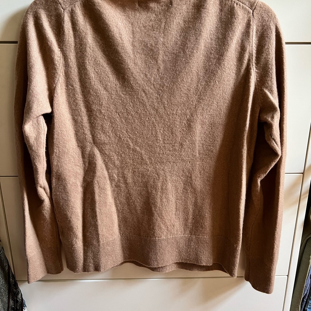 Quince Cashmere V-Neck Sweater - Picture 4 of 5